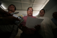 Priistas de Tuxtla desmientes las versiones periodísticas que enuncian la renuncia a la candidatura de este ayuntamiento de Manuel Sobrino y afirman que continuaran trabajando para iniciar las actividades políticas en breve.