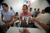 Priistas de Tuxtla desmientes las versiones periodísticas que enuncian la renuncia a la candidatura de este ayuntamiento de Manuel Sobrino y afirman que continuaran trabajando para iniciar las actividades políticas en breve.