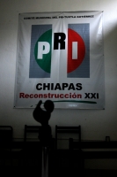 Priistas de Tuxtla desmientes las versiones periodísticas que enuncian la renuncia a la candidatura de este ayuntamiento de Manuel Sobrino y afirman que continuaran trabajando para iniciar las actividades políticas en breve.