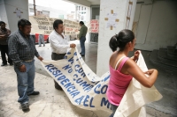 Priistas indígenas de la zona altos de Chiapas, toman las instalaciones de este partido político a unas horas de que se cierre el registro de candidatos de las elecciones municipales.