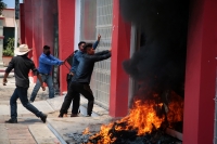 20210412. Tuxtla G. El edificio del PRI en Chiapas es vandalizado como protesta por indígenas inconformes del municipio de Chanal
