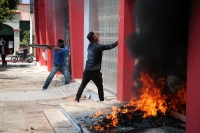 20210412. Tuxtla G. El edificio del PRI en Chiapas es vandalizado como protesta por indígenas inconformes del municipio de Chanal