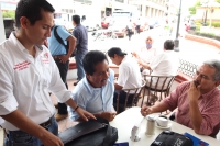 Lunes 11 de junio del 2012. Tuxtla Gutiérrez, Chiapas. El joven priista Abel Sánchez, después de ofrecer una conferencia de prensa donde da a conocer su malestar por haber sido excluido de las planillas electorales de este partido, habla con representante