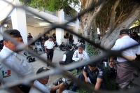 Martes 11 de febrero del 2014. Tuxtla Gutiérrez, Chis. Elementos de las corporaciones policiacas mantienen asegurado el edificio de la sede del PRI en el estado de Chiapas, después de que grupos antagónicos al interior de este partido político amenazaran 