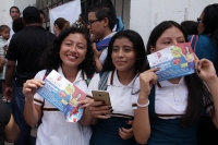 Martes 23 de agosto del 2016. Tuxtla Gutiérrez. Estudiantes de la Escuela Secundaria del Estado Número Uno reciben ofertas para el ingreso a escuelas privadas mientras que los padres de familia discuten la manera de abrir el cerco que la protesta del Movi
