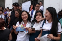 Martes 23 de agosto del 2016. Tuxtla Gutiérrez. Estudiantes de la Escuela Secundaria del Estado Número Uno reciben ofertas para el ingreso a escuelas privadas mientras que los padres de familia discuten la manera de abrir el cerco que la protesta del Movi
