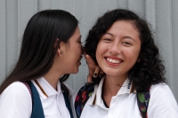 Martes 23 de agosto del 2016. Tuxtla Gutiérrez. Estudiantes de la Escuela Secundaria del Estado Número Uno reciben ofertas para el ingreso a escuelas privadas mientras que los padres de familia discuten la manera de abrir el cerco que la protesta del Movi