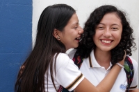 Martes 23 de agosto del 2016. Tuxtla Gutiérrez. Estudiantes de la Escuela Secundaria del Estado Número Uno reciben ofertas para el ingreso a escuelas privadas mientras que los padres de familia discuten la manera de abrir el cerco que la protesta del Movi Martes 23 de agosto del 2016. Tuxtla Gutiérrez. Estudiantes de la Escuela Secundaria del Estado Número Uno reciben ofertas para el ingreso a escuelas privadas mientras que los padres de familia discuten la manera de abrir el cerco que la protesta del Movi