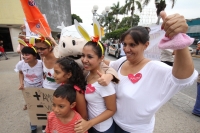 Domingo 20 de mayo del 2012. Tuxtla Gutiérrez, Chiapas. La marcha mundial Pro AMLO se lleva inicia esta mañana en la avenida central de oriente a poniente donde jóvenes simpatizantes manifiestan su apoyo al candidato de las izquierdas de México.