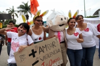 Domingo 20 de mayo del 2012. Tuxtla Gutiérrez, Chiapas. La marcha mundial Pro AMLO se lleva inicia esta mañana en la avenida central de oriente a poniente donde jóvenes simpatizantes manifiestan su apoyo al candidato de las izquierdas de México.