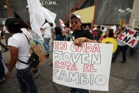 Domingo 20 de mayo del 2012. Tuxtla Gutiérrez, Chiapas. La marcha mundial Pro AMLO se lleva inicia esta mañana en la avenida central de oriente a poniente donde jóvenes simpatizantes manifiestan su apoyo al candidato de las izquierdas de México.