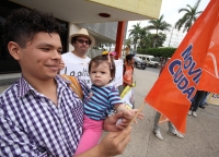 Domingo 20 de mayo del 2012. Tuxtla Gutiérrez, Chiapas. La marcha mundial Pro AMLO se lleva inicia esta mañana en la avenida central de oriente a poniente donde jóvenes simpatizantes manifiestan su apoyo al candidato de las izquierdas de México.