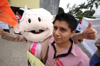 Domingo 20 de mayo del 2012. Tuxtla Gutiérrez, Chiapas. La marcha mundial Pro AMLO se lleva inicia esta mañana en la avenida central de oriente a poniente donde jóvenes simpatizantes manifiestan su apoyo al candidato de las izquierdas de México.