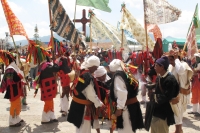 Domingo 24 de abril. Los danzantes del Carnaval Chamula realizan el recorrido de los Mashes en la plaza central de San Cristóbal de las Casas ante el asombro de los turistas y paseantes quienes se maravillaron no solo de las tradiciones indígenas, sino de