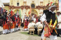 Domingo 24 de abril. Los danzantes del Carnaval Chamula realizan el recorrido de los Mashes en la plaza central de San Cristóbal de las Casas ante el asombro de los turistas y paseantes quienes se maravillaron no solo de las tradiciones indígenas, sino de