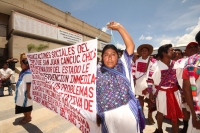 Lunes 13 de agosto del 2012. Tuxtla Gutiérrez, Chiapas. Habitantes de San Juan Cancuc exigen a las autoridades estatales el cumplimiento de los programas sociales en el campo chiapaneco.