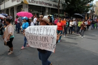 Viernes 17 de noviembre del 2017. Tuxtla Gutiérrez.  Padres de familia reciben el apoyo de la AED durante la manifestación de este dí­a donde exigen la reconstrucción de las escuelas afectadas durante el sismo del 7 de septiembre.