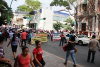 Viernes 17 de noviembre del 2017. Tuxtla Gutiérrez.  Padres de familia reciben el apoyo de la AED durante la manifestación de este dí­a donde exigen la reconstrucción de las escuelas afectadas durante el sismo del 7 de septiembre.