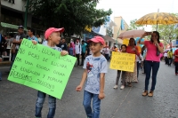 Viernes 17 de noviembre del 2017. Tuxtla Gutiérrez.  Padres de familia reciben el apoyo de la AED durante la manifestación de este dí­a donde exigen la reconstrucción de las escuelas afectadas durante el sismo del 7 de septiembre.