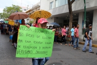 Viernes 17 de noviembre del 2017. Tuxtla Gutiérrez.  Padres de familia reciben el apoyo de la AED durante la manifestación de este dí­a donde exigen la reconstrucción de las escuelas afectadas durante el sismo del 7 de septiembre.