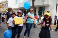 Viernes 17 de noviembre del 2017. Tuxtla Gutiérrez.  Padres de familia reciben el apoyo de la AED durante la manifestación de este dí­a donde exigen la reconstrucción de las escuelas afectadas durante el sismo del 7 de septiembre.