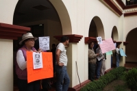 Miércoles 3 de octubre del 2012. San Cristóbal de las Casas, Chiapas. Familiares y conocidos de la niña balaceada por un comandante de la PFP protestan en las oficinas de justicia de San Cristóbal para exigir que sea detenido el agente que el fin de seman