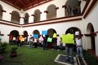 Miércoles 3 de octubre del 2012. San Cristóbal de las Casas, Chiapas. Familiares y conocidos de la niña balaceada por un comandante de la PFP protestan en las oficinas de justicia de San Cristóbal para exigir que sea detenido el agente que el fin de seman