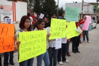 Miércoles 3 de octubre del 2012. San Cristóbal de las Casas, Chiapas. Familiares y conocidos de la niña balaceada por un comandante de la PFP protestan en las oficinas de justicia de San Cristóbal para exigir que sea detenido el agente que el fin de seman
