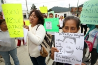 Miércoles 3 de octubre del 2012. San Cristóbal de las Casas, Chiapas. Familiares y conocidos de la niña balaceada por un comandante de la PFP protestan en las oficinas de justicia de San Cristóbal para exigir que sea detenido el agente que el fin de seman