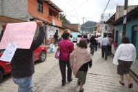 Miércoles 3 de octubre del 2012. San Cristóbal de las Casas, Chiapas. Familiares y conocidos de la niña balaceada por un comandante de la PFP protestan en las oficinas de justicia de San Cristóbal para exigir que sea detenido el agente que el fin de seman Miércoles 3 de octubre del 2012. San Cristóbal de las Casas, Chiapas. Familiares y conocidos de la niña balaceada por un comandante de la PFP protestan en las oficinas de justicia de San Cristóbal para exigir que sea detenido el agente que el fin de seman