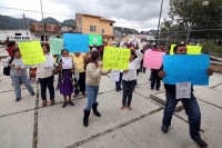 Miércoles 3 de octubre del 2012. San Cristóbal de las Casas, Chiapas. Familiares y conocidos de la niña balaceada por un comandante de la PFP protestan en las oficinas de justicia de San Cristóbal para exigir que sea detenido el agente que el fin de seman