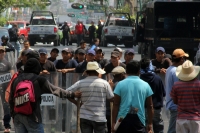 Miércoles 1 de marzo del 2017. Tuxtla Gutiérrez. Personas encapuchadas protestan esta mañana exigiendo predios para habitar demandas, demandas agrarias y del sector salud este medio día en la Avenida Central