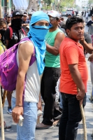 Miércoles 1 de marzo del 2017. Tuxtla Gutiérrez. Personas encapuchadas protestan esta mañana exigiendo predios para habitar demandas, demandas agrarias y del sector salud este medio día en la Avenida Central