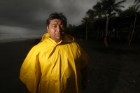 Miércoles 4 de junio del 2014. Tonala, Chiapas. Prestadores de servicio de la zona turística de Puerto Arista sufren las intensas lluvias de esta semana en el sureste de México.