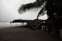 Miércoles 4 de junio del 2014. Tonala, Chiapas. Prestadores de servicio de la zona turística de Puerto Arista sufren las intensas lluvias de esta semana en el sureste de México.