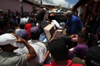 Lunes 2 de julio del 2012. Pueblo Nuevo, Chiapas. Familiares de los militantes del PRI muertos la víspera en Pueblo Nuevo Solistahuacan piden justicia por los hechos violentos durante las elecciones de este domingo.