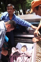Lunes 2 de julio del 2012. Pueblo Nuevo, Chiapas. Familiares de los militantes del PRI muertos la víspera en Pueblo Nuevo Solistahuacan piden justicia por los hechos violentos durante las elecciones de este domingo.