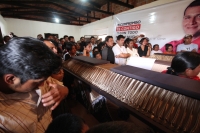 Lunes 2 de julio del 2012. Pueblo Nuevo, Chiapas. Familiares de los militantes del PRI muertos la víspera en Pueblo Nuevo Solistahuacan piden justicia por los hechos violentos durante las elecciones de este domingo.