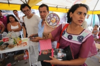Domingo 13 de octubre del 2013. Tuxtla Gutiérrez. Entrega de los Cds de música zoque durante la celebración de Meque esta mañana en Patria Nueva.