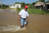 Jueves 21 de julio. Habitantes de la comunidad Punta Flor en la costa de Chiapas, viven desde hace 3 semanas en medio de las aguas que la creciente ha formando en el rio Lagartero afectando esta población pesquera del municipio de Arriaga.