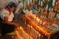 Sábado 5 de abril del 2014. San Juan Chamula. La ritualidad presente dentro del sincretismo indígena continua vivo dentro de los usos y costumbres de las comunidades de Los Altos de Chiapas, como en el caso de doña Maria López, quien es curandera, sobande