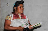 Sábado 5 de abril del 2014. San Juan Chamula. La ritualidad presente dentro del sincretismo indígena continua vivo dentro de los usos y costumbres de las comunidades de Los Altos de Chiapas, como en el caso de doña Maria López, quien es curandera, sobande