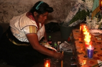 Sábado 5 de abril del 2014. San Juan Chamula. La ritualidad presente dentro del sincretismo indÃgena continua vivo dentro de los usos y costumbres de las comunidades de Los Altos de Chiapas, como en el caso de doña Maria López, quien es curandera, sobande Sábado 5 de abril del 2014. San Juan Chamula. La ritualidad presente dentro del sincretismo indÃgena continua vivo dentro de los usos y costumbres de las comunidades de Los Altos de Chiapas, como en el caso de doña Maria López, quien es curandera, sobande