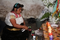 Sábado 5 de abril del 2014. San Juan Chamula. La ritualidad presente dentro del sincretismo indígena continua vivo dentro de los usos y costumbres de las comunidades de Los Altos de Chiapas, como en el caso de doña Maria López, quien es curandera, sobande
