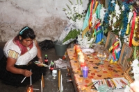 Sábado 5 de abril del 2014. San Juan Chamula. La ritualidad presente dentro del sincretismo indígena continua vivo dentro de los usos y costumbres de las comunidades de Los Altos de Chiapas, como en el caso de doña Maria López, quien es curandera, sobande