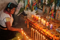Sábado 5 de abril del 2014. San Juan Chamula. La ritualidad presente dentro del sincretismo indígena continua vivo dentro de los usos y costumbres de las comunidades de Los Altos de Chiapas, como en el caso de doña Maria López, quien es curandera, sobande