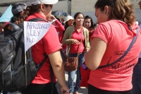 Miércoles 3 de diciembre de 2014. Tuxtla Gutiérrez. El joven Rafael toma la cámara fotográfica para documentar la manifestación a favor de los derechos de las personas con capacidades diferentes, este medio día en la laza central de la capital del estado 