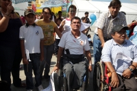 Miércoles 3 de diciembre de 2014. Tuxtla Gutiérrez. El joven Rafael toma la cámara fotográfica para documentar la manifestación a favor de los derechos de las personas con capacidades diferentes, este medio día en la laza central de la capital del estado 