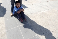 Miércoles 3 de diciembre de 2014. Tuxtla Gutiérrez. El joven Rafael toma la cámara fotográfica para documentar la manifestación a favor de los derechos de las personas con capacidades diferentes, este medio día en la laza central de la capital del estado 