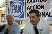 Jueves 25 de noviembre. Francisco Ramírez Acuña, quien pretende competir por la dirigencia del PAN  se reúne con militantes de este partido en la ciudad de Tuxtla Gutiérrez donde ofrece una conferencia de prensa en conocido hotel de la capital del estado 